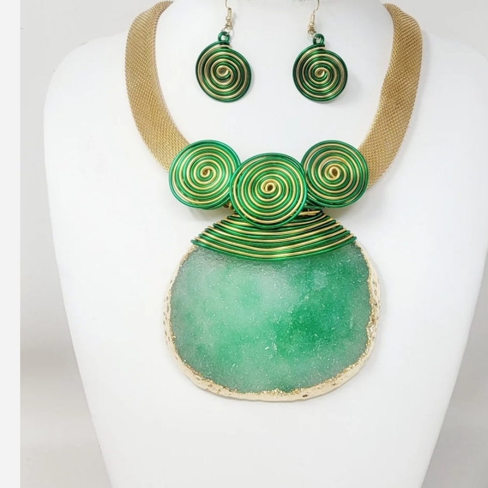 NWT gold green swirl stone necklace set
